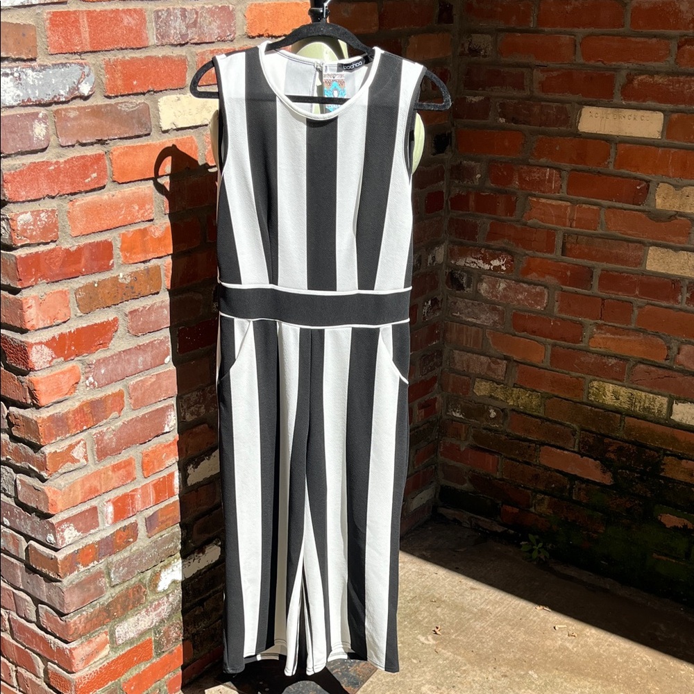 NWT Boohoo Black and White Striped Sleeveless Jumpsuit size 10